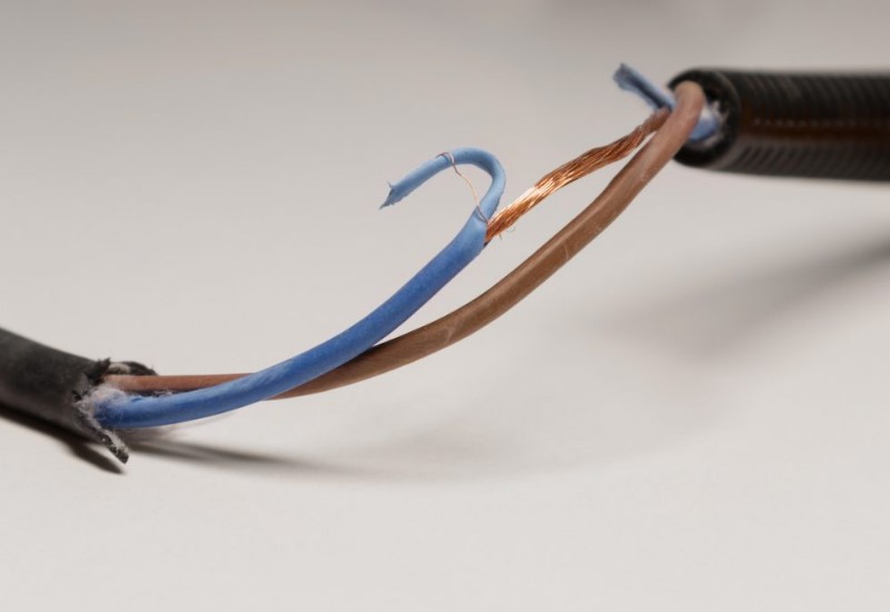 عایق سیم آسیب دیده