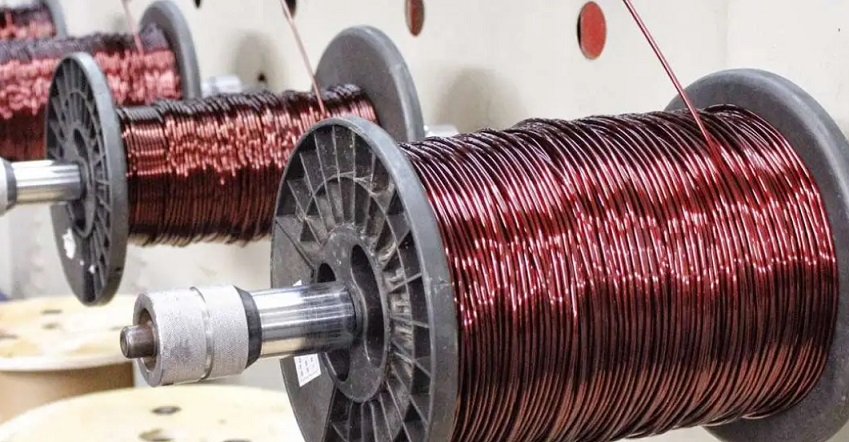 نمای نزدیک از عایق سیم لاکی