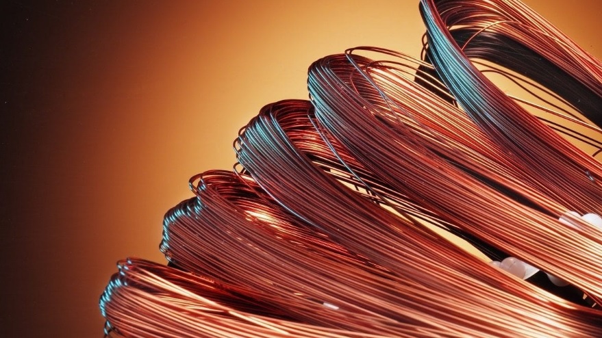 نمای نزدیک از سطح عایقکاری سیمها