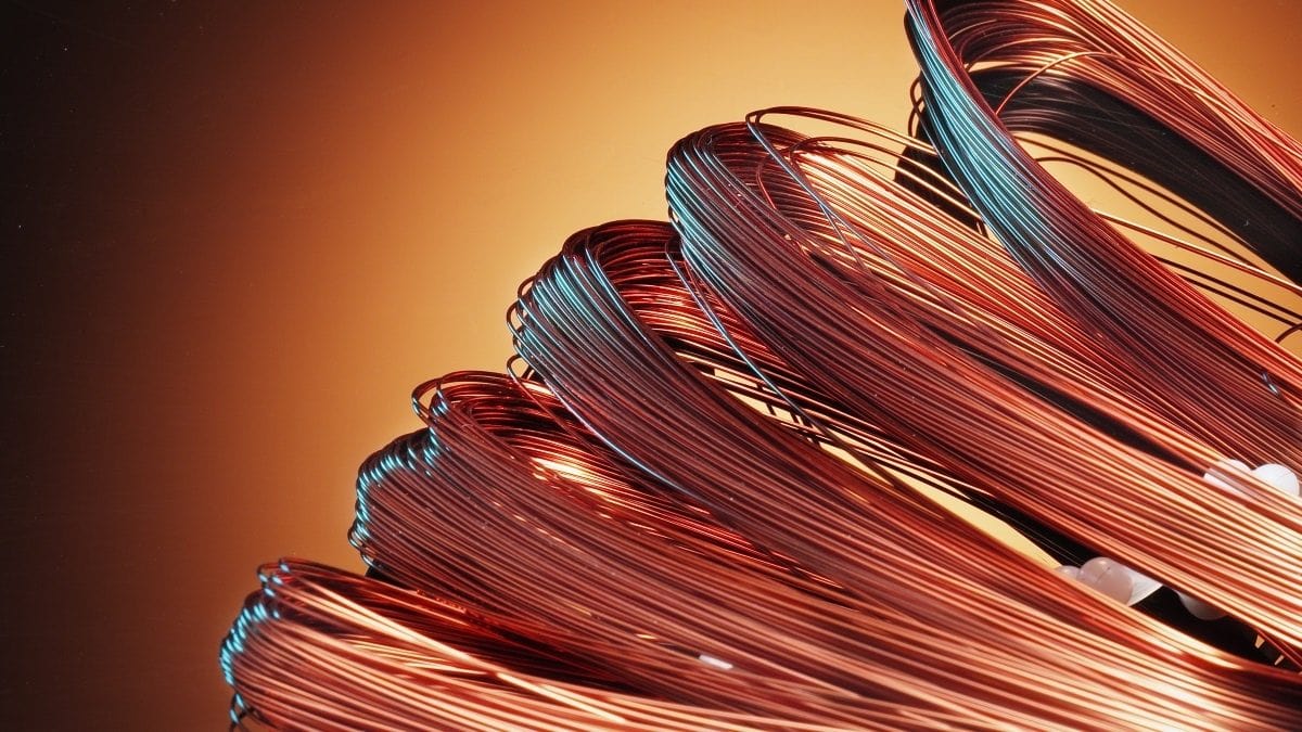 تصویر سیم لاکی در معرض آتش