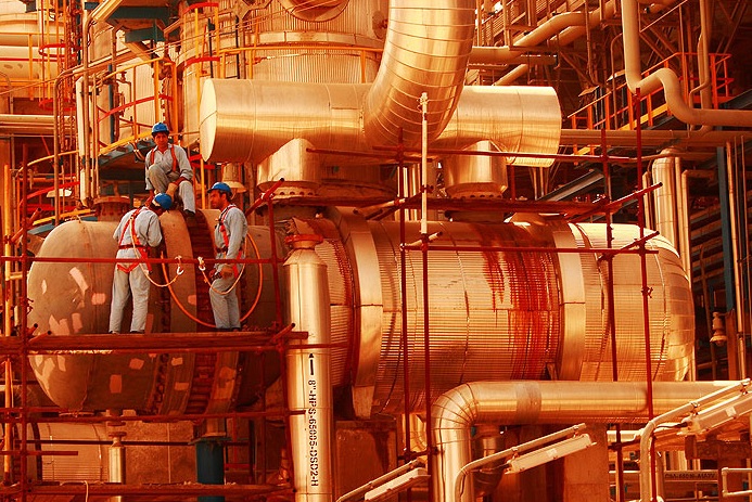 کارگران در حال بازرسی تجهیزات پتروشیمی