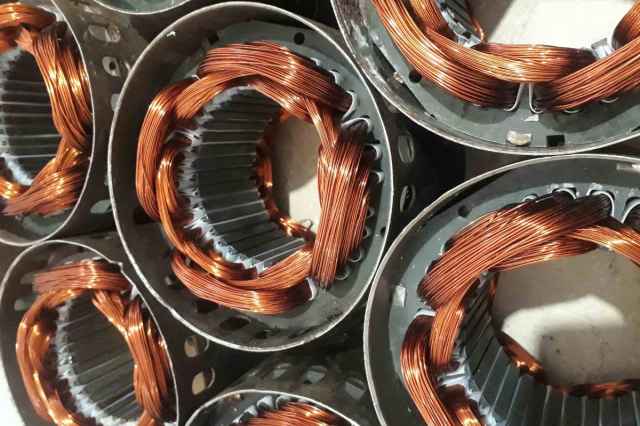 نمای نزدیک از لایههای عایق سیم