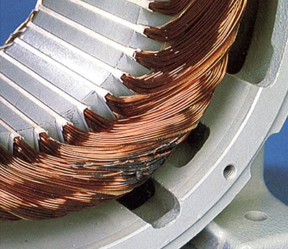 نمای نزدیک از سیمهای آسیبدیده در اثر حرارت