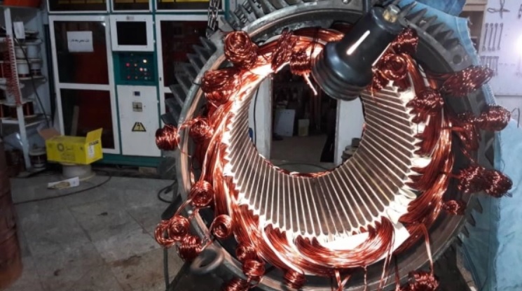 نمای نزدیک از سیم‌های آسیب‌دیده در اثر حرارت